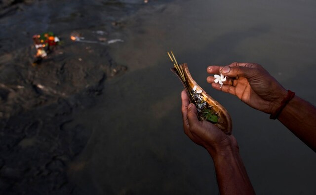 A ritual being performed on the Brahmaputra for Mahalaya. Most years, the period of mourning known as the Pitru Paksha falls on the full moon day, Purnima, in the Hindu month of <em>Bhadrapada</em> and ends after 15 days on the new moon day, Amavasya. The Associated Press/ Anupam Nath A ritual being performed on the Brahmaputra for Mahalaya. Most years, the period of mourning known as the Pitru Paksha falls on the full moon day, Purnima, in the Hindu month of <em>Bhadrapada</em> and ends after 15 days on the new moon day, Amavasya. The Associated Press/ Anupam Nath